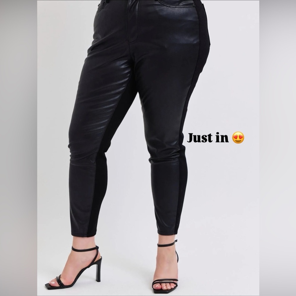 🧣Judy Blue Sleek Black Jeggings